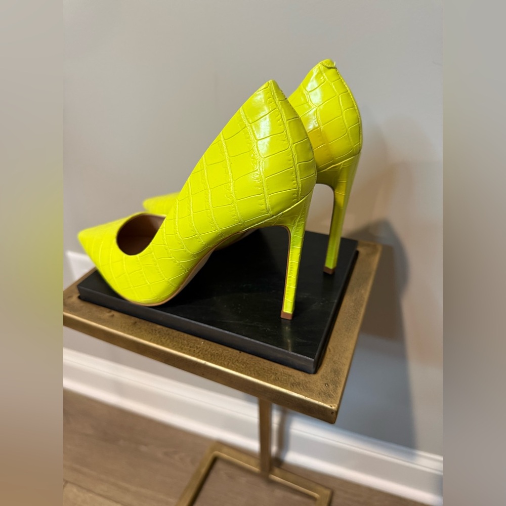 Steve Madden Vala-C neon yellow crocodile-embossed pumps - Picture 5 of 11